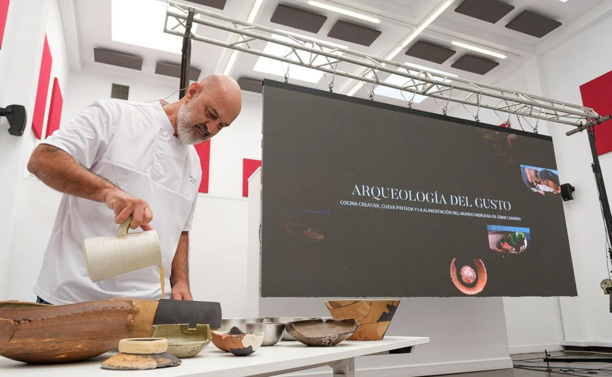 Marcos Tavío prepara el plato 'La experiencia del gofio', que forma parte de este proyecto que une arqueología y gastronomía. 