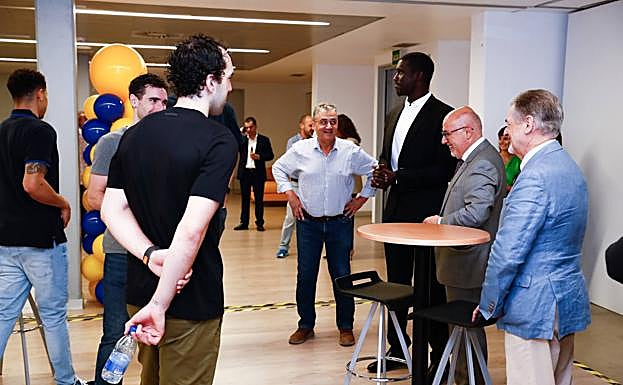 Imagen principal - El Granca celebra el tradicional cóctel navideño