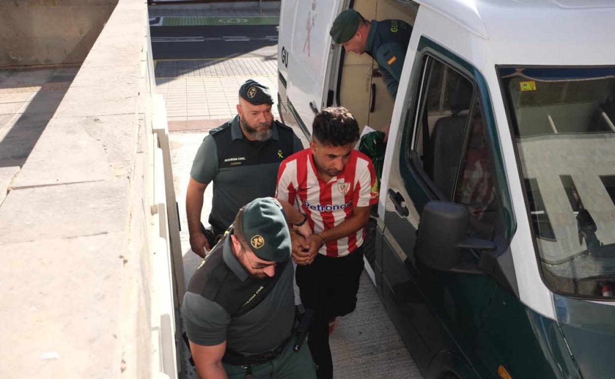 El detenido entra en el Juzgado Principal de Puerto del Rosario, ya con la cara al descubierto, escoltado por la Guardia Civil. 