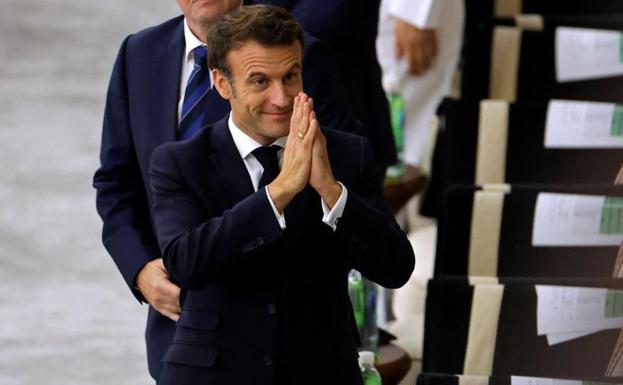 Macron observa el partido de Francia contra Marruecos en el Mundial de Qatar. 