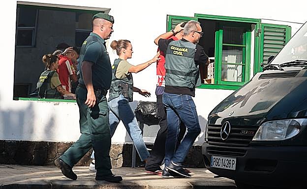 La Guardia Civil saca al homicida del cuartel. 