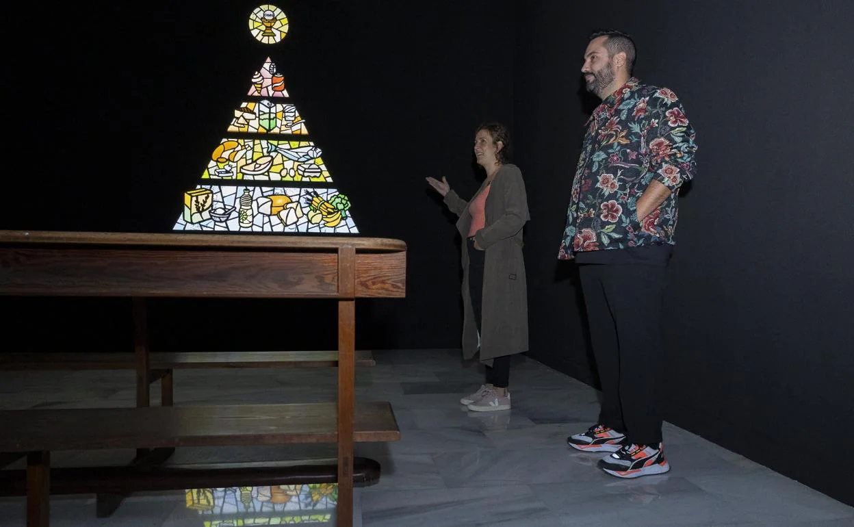Luna Bengoechea y Adonay Bermúdez, junto a la pieza 'Holy Sugar', que da título a toda la muestra que se exhibe en San Antonio Abad. 
