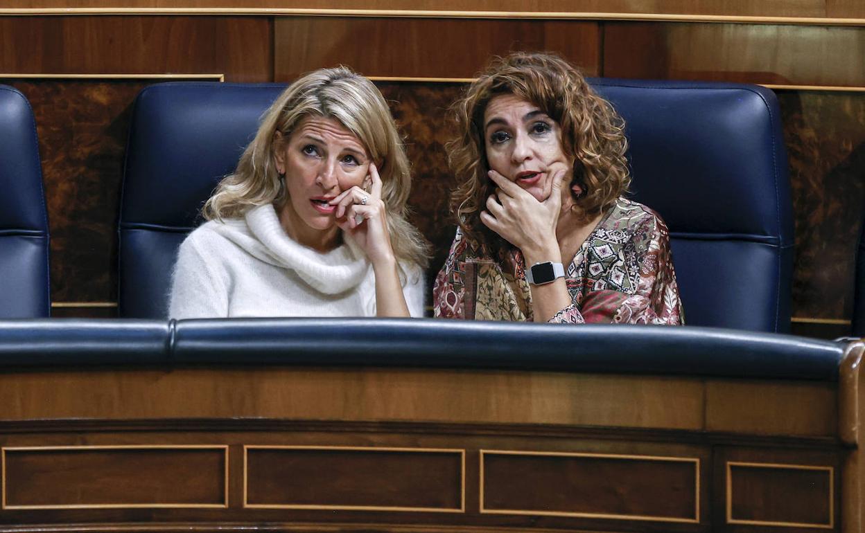 Las ministras de Hacienda, María Jesús Montero (d), y de Trabajo, Yolanda Díaz, el jueves en el Congreso.