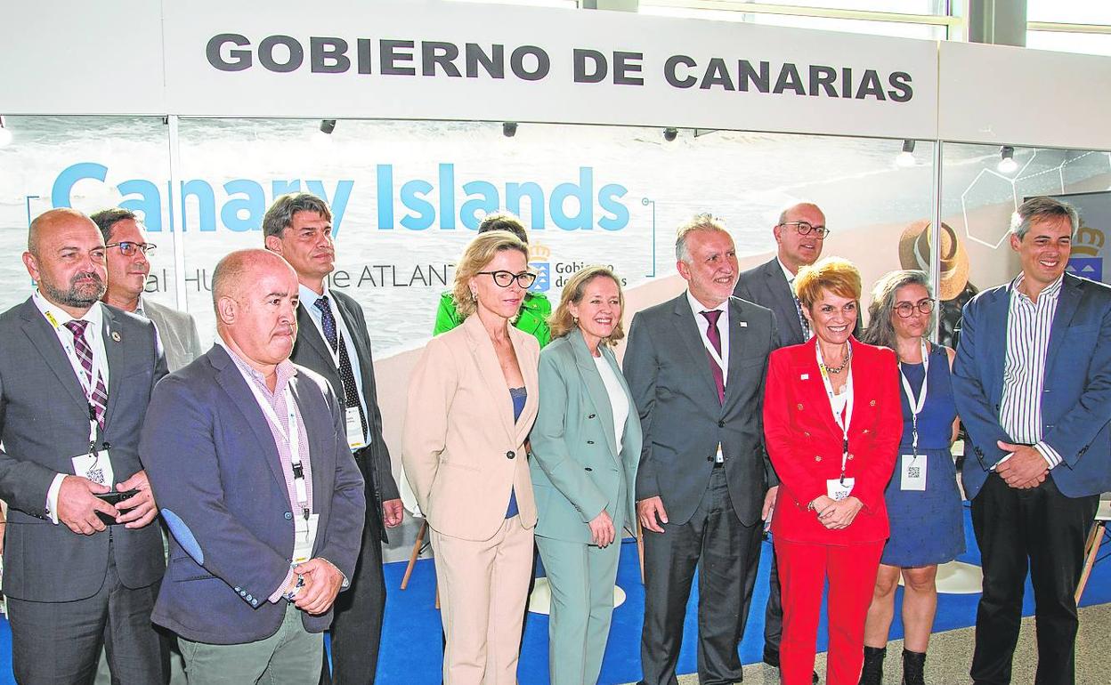 La vicepresidenta, ante el estand del Gobierno canario. 