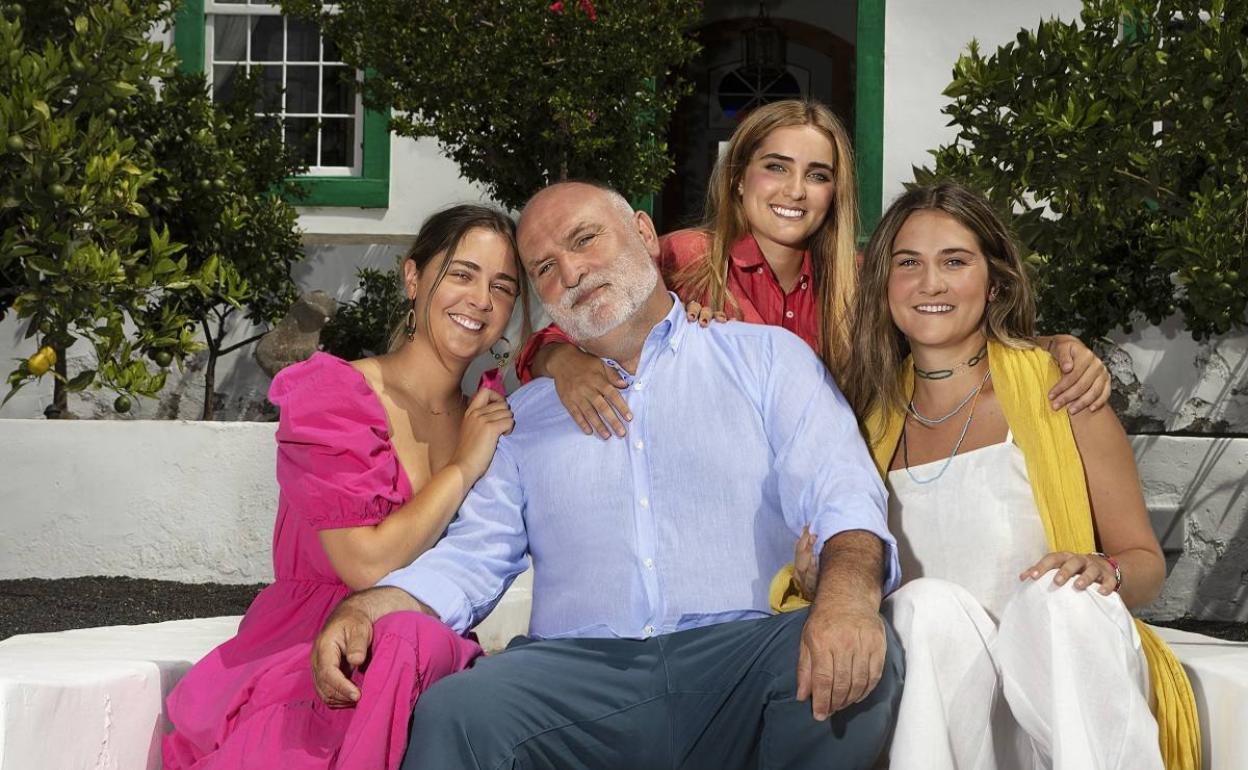 El popular cocinero, rodeado de su familia. 