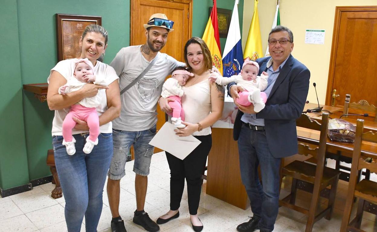 Imagen de la familia y el alcalde de Valsequillo, Francisco Atta, en la visita al ayuntamiento. 