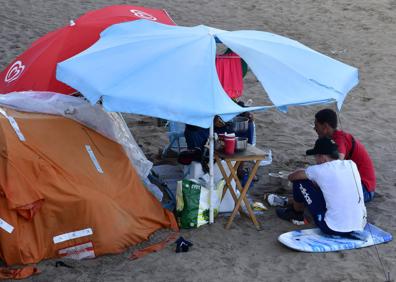 Imagen secundaria 1 - Las Alcaravaneras, una playa okupada