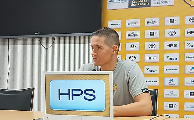 El entrenador, en un momento de la rueda de prensa esta mañana. 