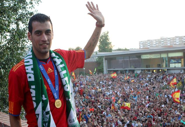 Busquets, homenajeado en su Badia del Vallès natal tras proclamarse campeón del mundo en 2010.