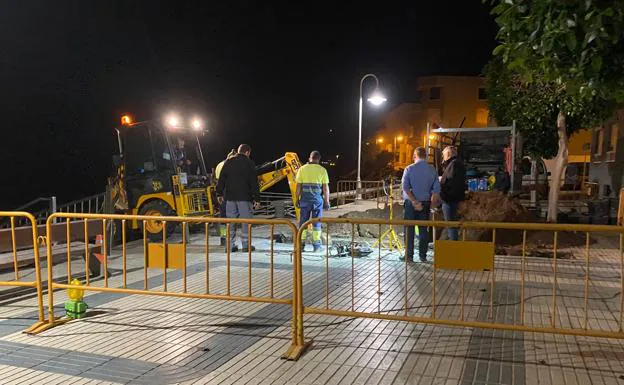 Operarios intervienen en la rotura de una tubería de aguas fecales en la avenida de Playa de Arinaga.