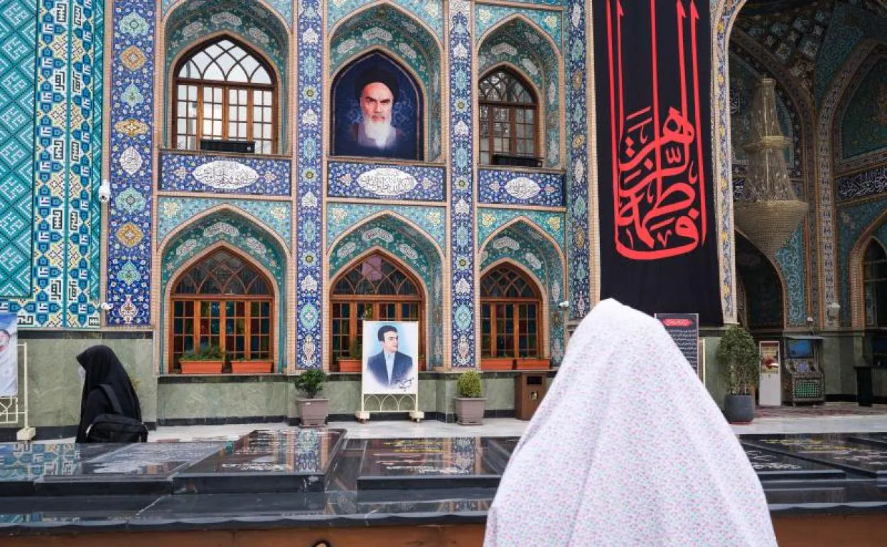 Mujeres totalmente cubiertas rezan en el santuario de Saleh, en el norte de Teherán. 