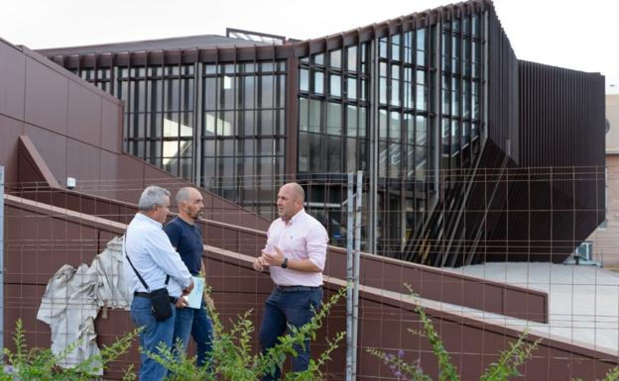 Juan Nicolás Cabrera y Sergio Lloret, ante el edificio de la biblioteca y centro polivalente. 