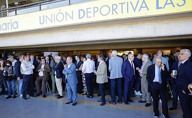 Imagen principal - Pleno de autoridades en el almuerzo de Navidad de la UD Las Palmas