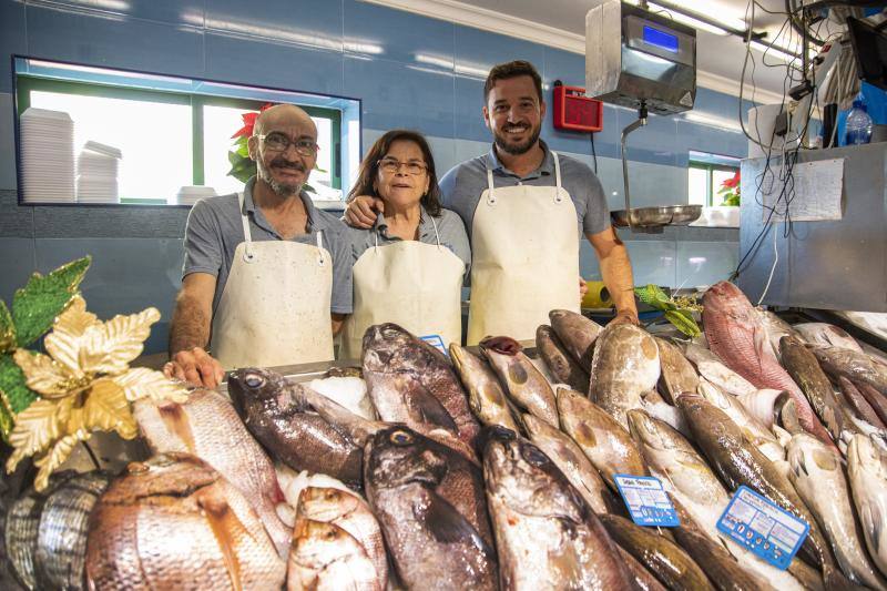 Marco Pérez y su equipo en su pescadería en el Mercado de Altavista.