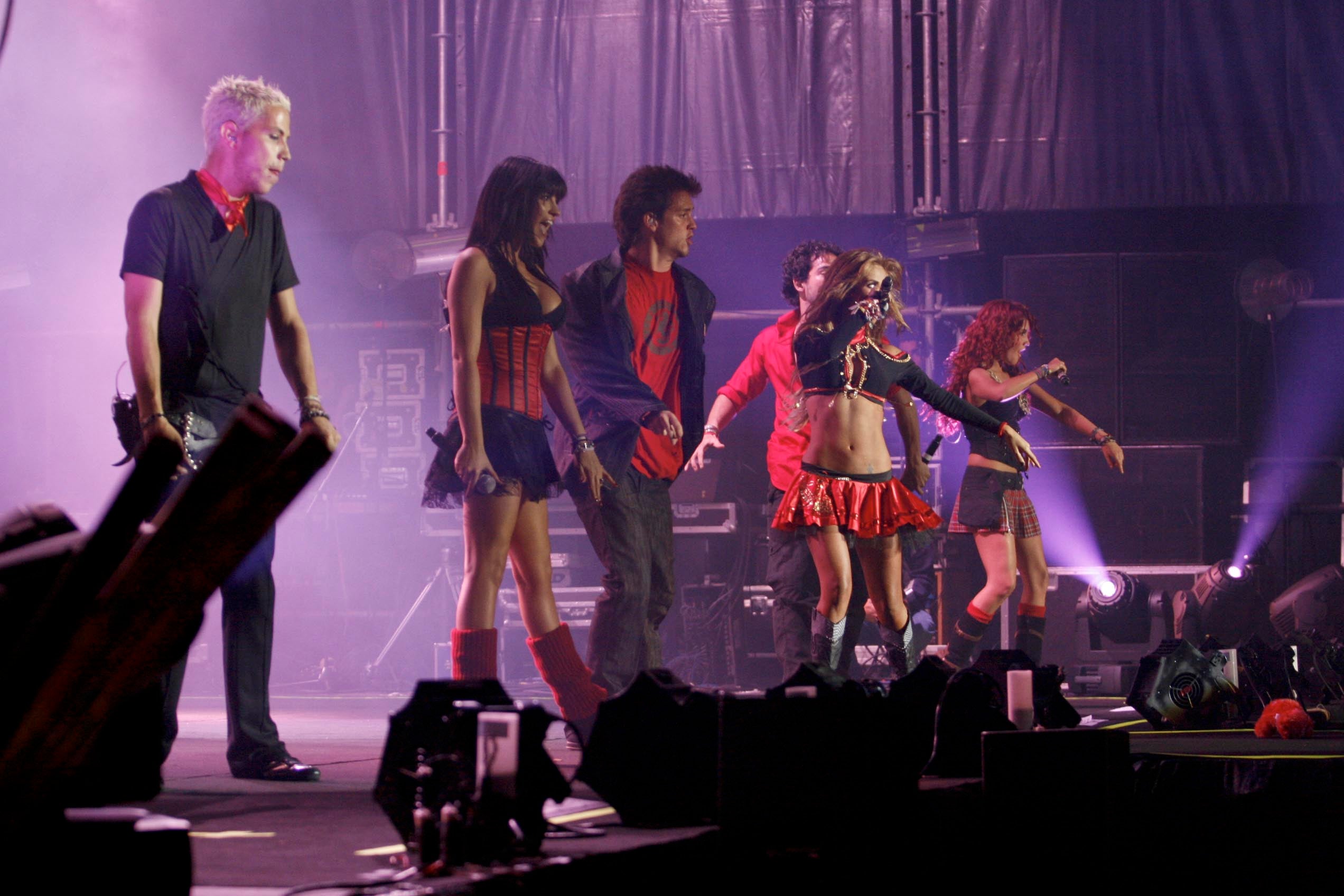 Imagen principal - Imágenes del concierto de RBD en junio de 2007. 