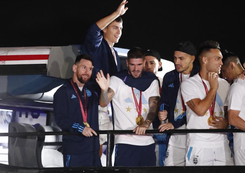 Messi, De Paul y Lautaro, junto al resto de compañeros en el autobús.