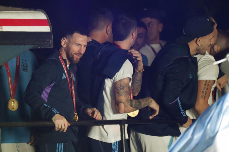 Leo Messi, con sus compañeros, en el autobús.