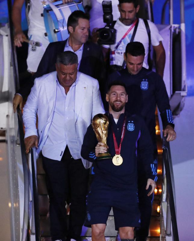 Leo Messi capitaneó el descenso del avión de la comitiva argentina.