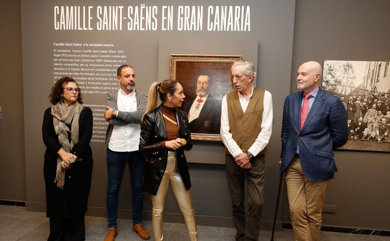 De izquierda a derecha, Elena Acosta, Rubén Pérez, Guacimara Medina, Dionisio Rodríguez y Daniel Montesdeoca, este martes, en la presentación de la muestra en la Casa de Colón. 