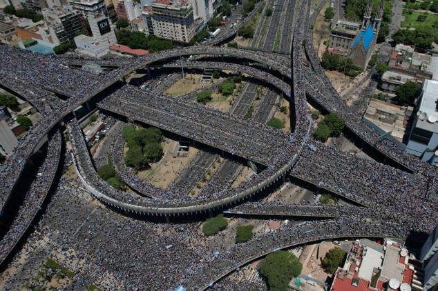 Vista aérea de como está Buenos Aires celebrando la victoria de Argentina