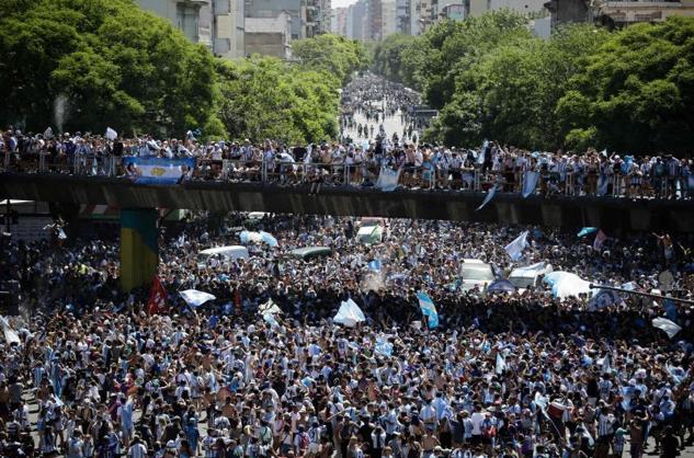 La multitud espera el paso de los jugadores de Argentina