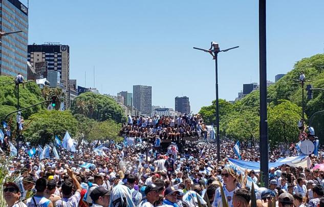 Hinchas de Argentina esperan la llegada de los jugadores tras ganar el Mundial