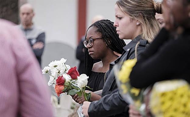 La hija de ciudadano de Sierra de Leona Héctor Abioseh Ibowu (c) lo despide en su entierro. 