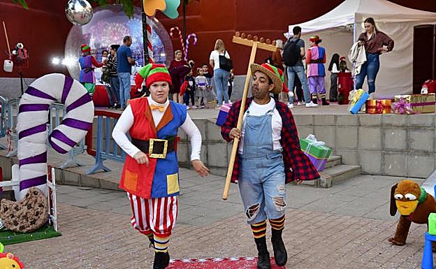 Imagen principal - La Casa de la Navidad de Telde dispara la ilusión