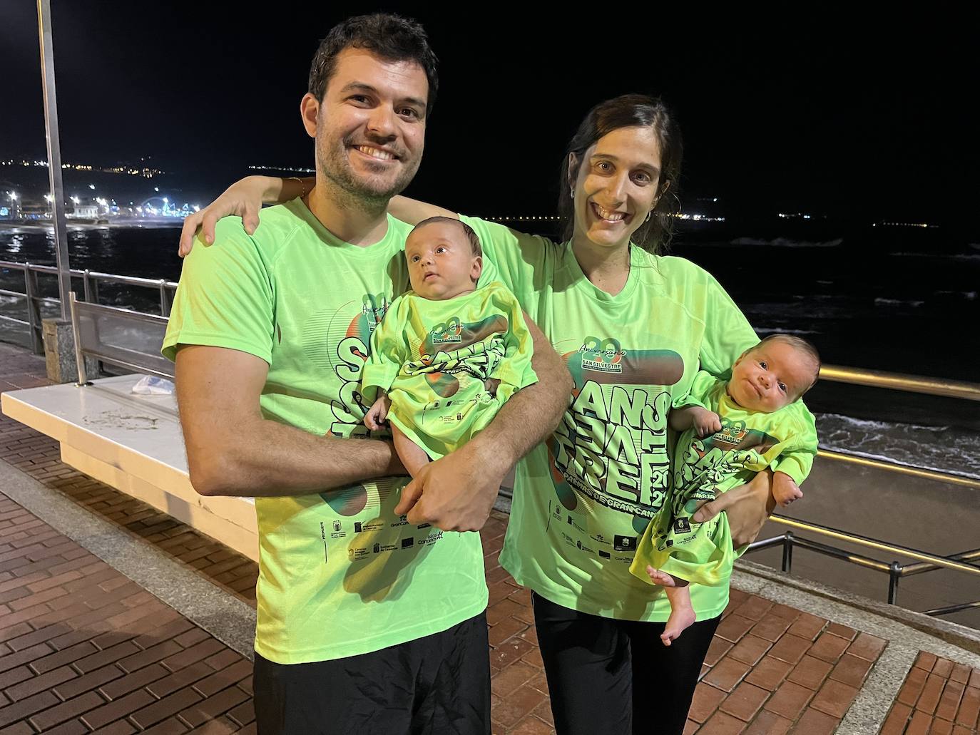 Miguel Carrasco y Loreto Felipe, con sus mellizos Leo y Garoé, ya preparados para la cita del 31 de diciembre. 