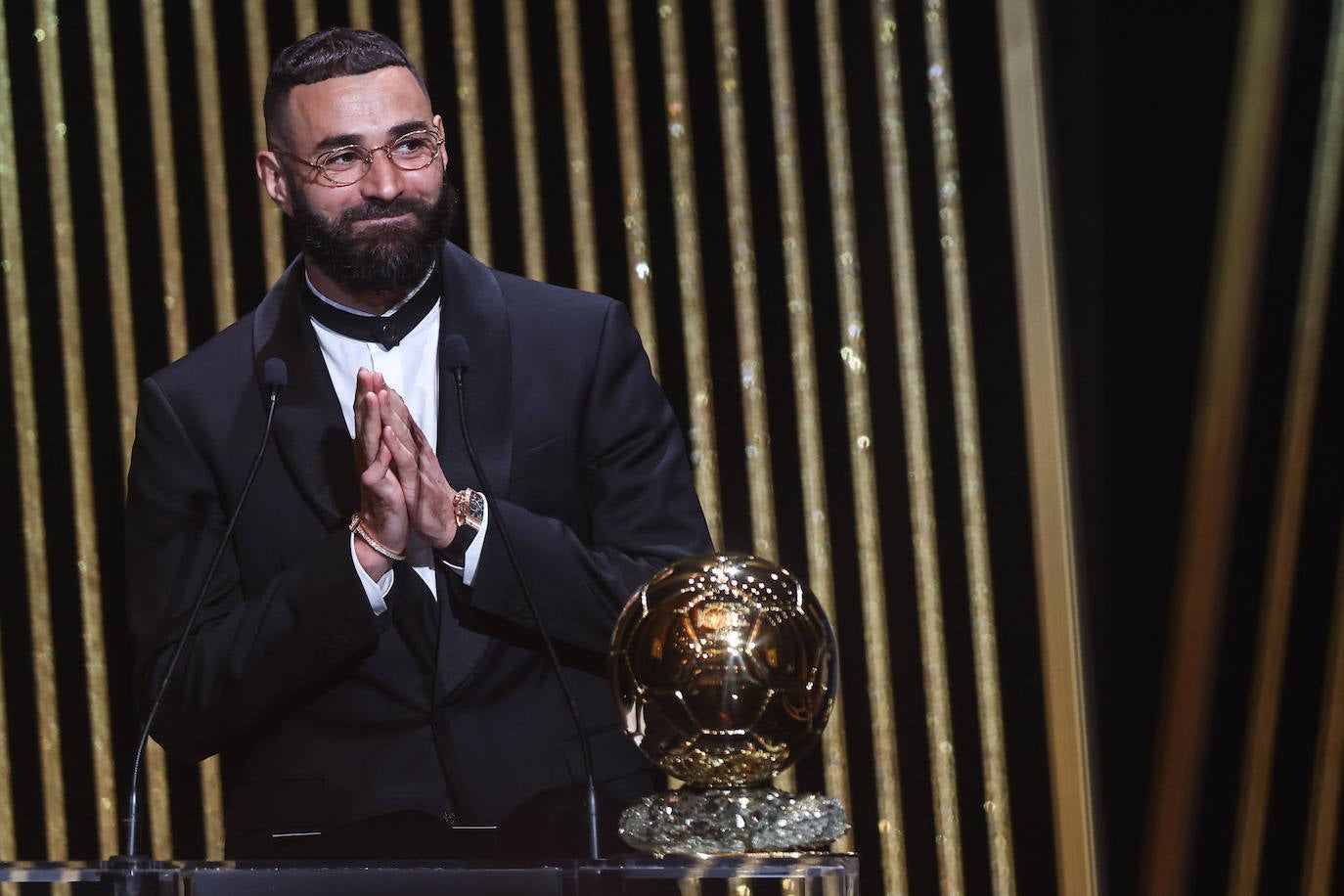 El jugador francés del Real Madrid Karim Benzemá recibe el Balón de Oro 2022, durante la ceremonia celebrada en París el 17 de octubre