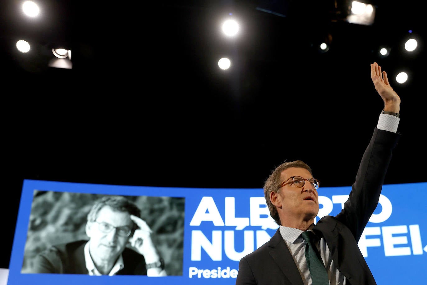 Alberto Núñez Feijóo saluda tras conocer el resultado de las votaciones en la segunda jornada del XX Congreso Nacional del PP que se celebró en Sevilla el 2 de abril