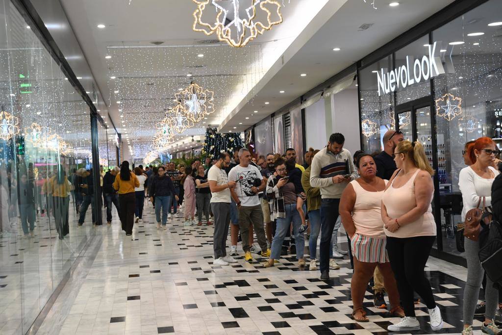 Fotos: Colas infinitas para comprar un décimo a a pocas horas de celebrarse el sorteo del gordo de Navidad