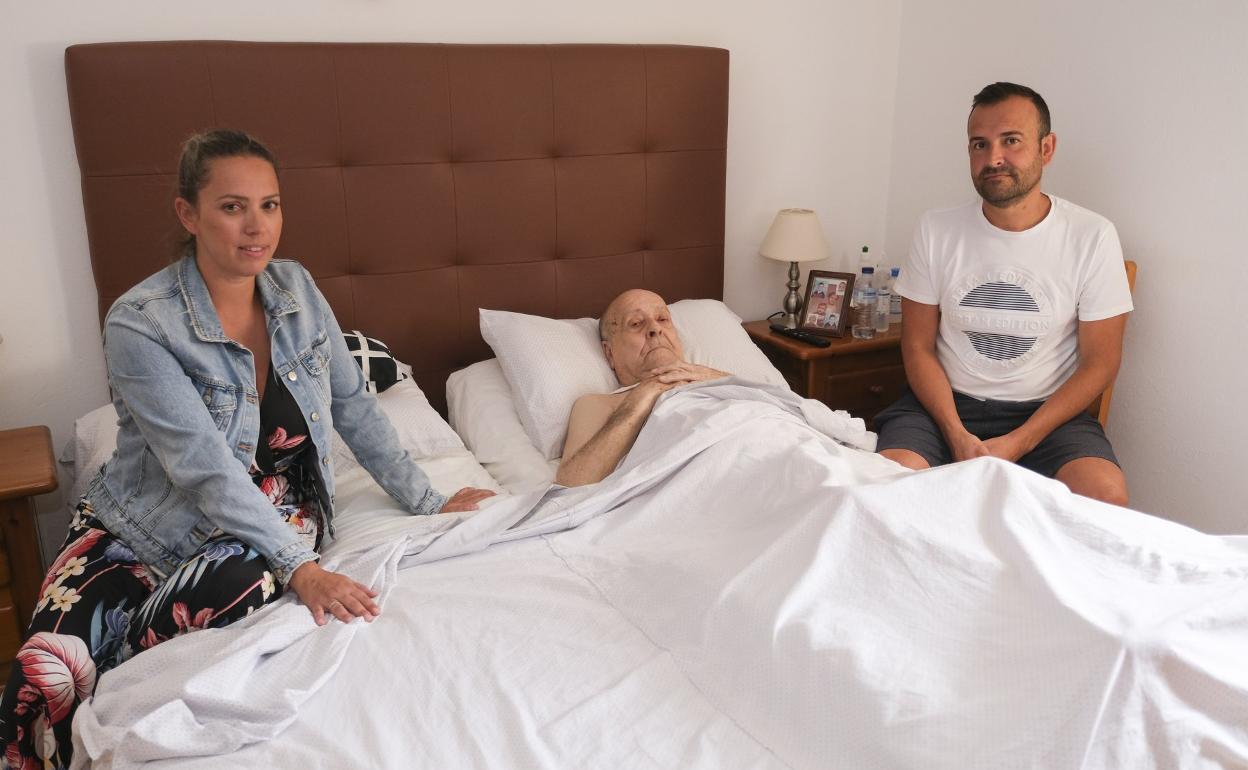 Imagen de Sebastián Marrero con su hijo y su nuera en su casa de San Nicolás, en agosto pasado. 