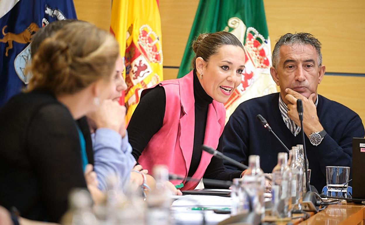 Jessica de León y Claudio Gutiérrez, los dos consejeros del PP que forman parte del consejo de gobierno insular, junto al presidente Sergio Lloret y el exconsejero de NC, Juan Nicolás Cabrera. 
