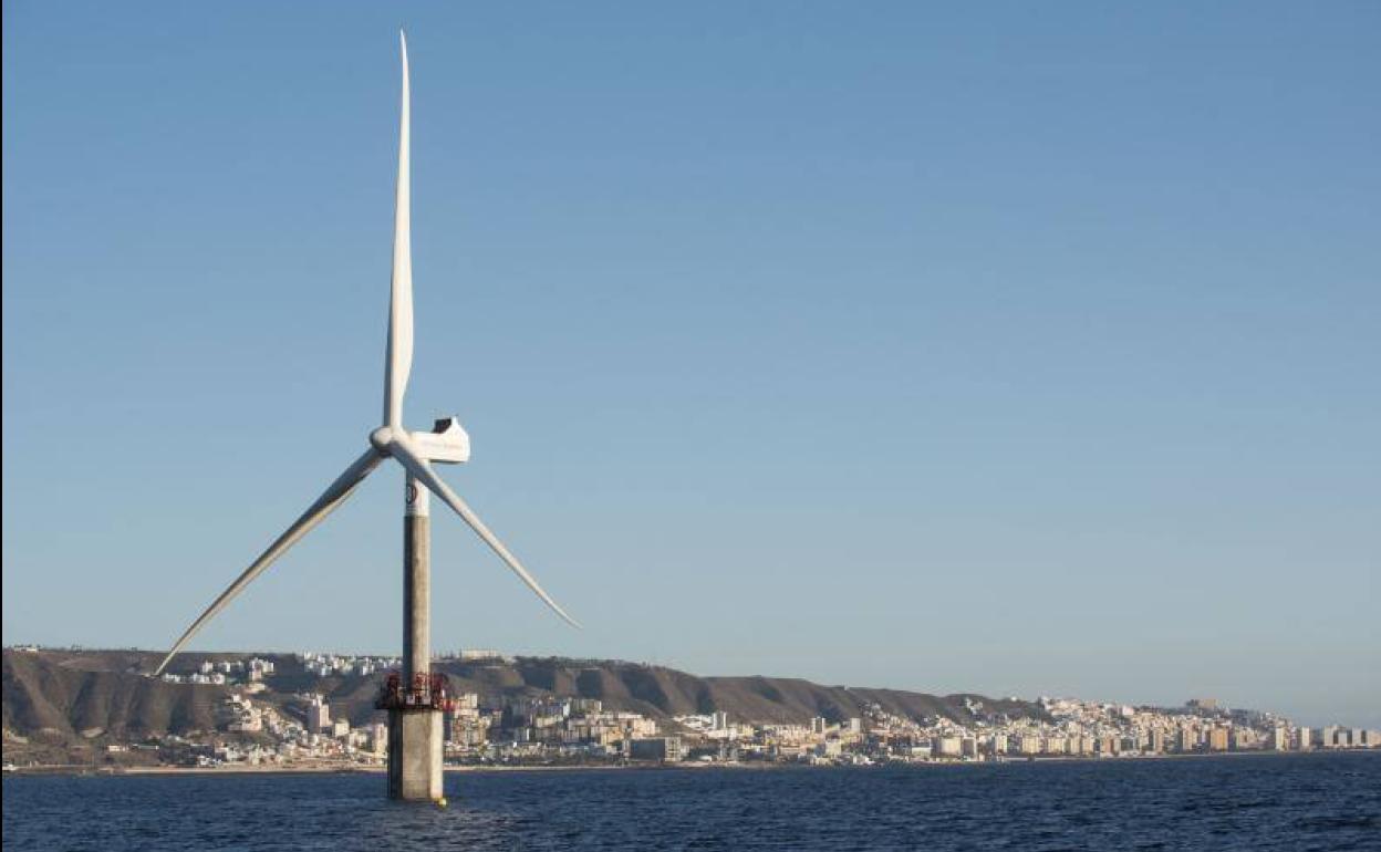 Vista del único aerogenerador marino instalado en aguas de la isla, en la costa de Jinámar. 