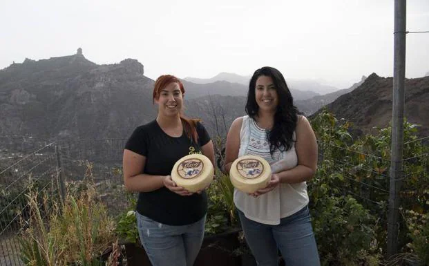 Las gemelas Natalia y Beatriz Mayor Monzón con dos de sus sabrosos quesos. 