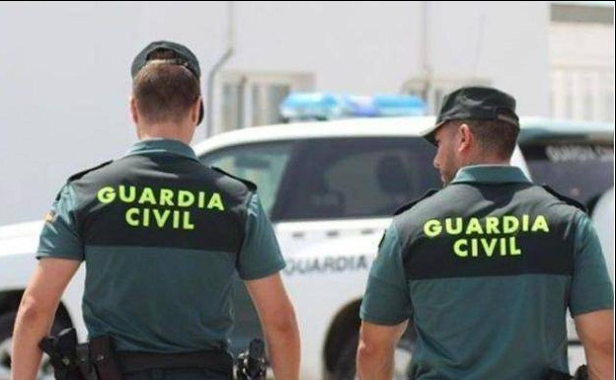 Imagen de archivo de dos efectivos de la Guardia Civil. 