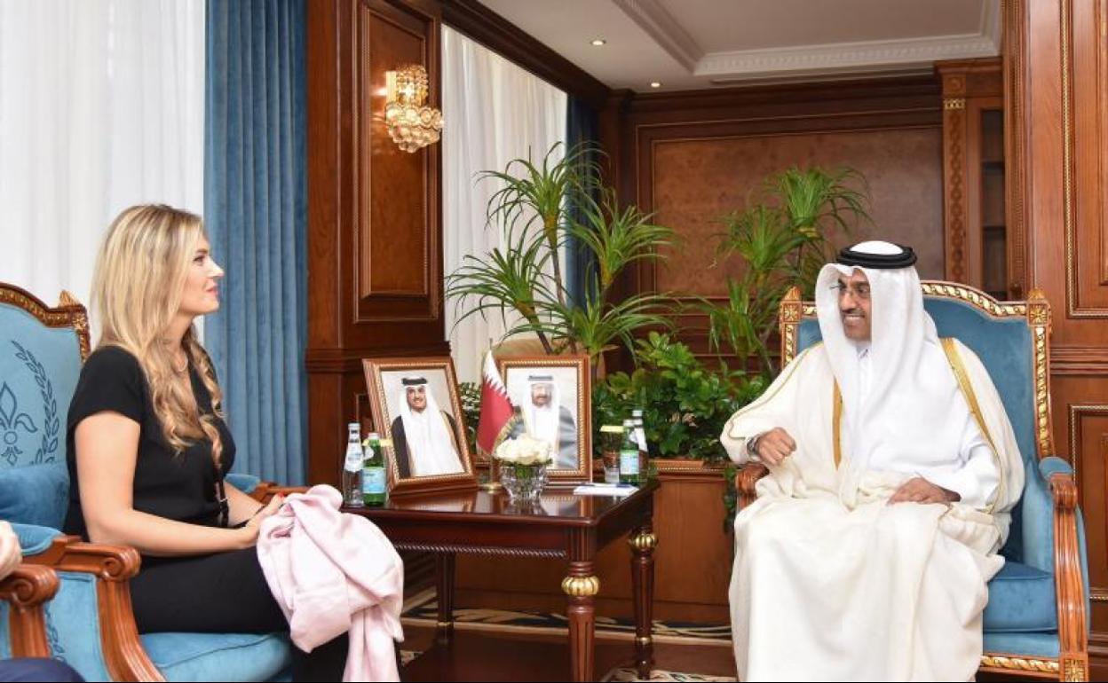 Eva Kaili durante una reunión en Doha el pasado octubre con el ministro de Trabajo de Qatar. 