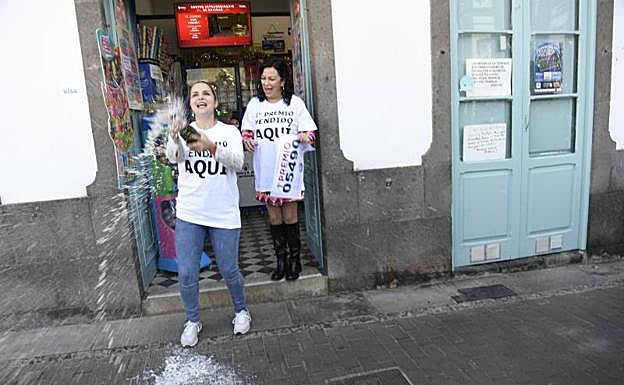 Madre e hija celebran la venta de dos décimos del primer premio de Navidad. 