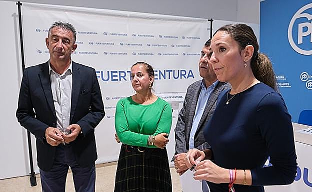 Los cuatro consejeros del PP, tras explicar las razones de su salida del grupo de gobierno del Cabildo. 