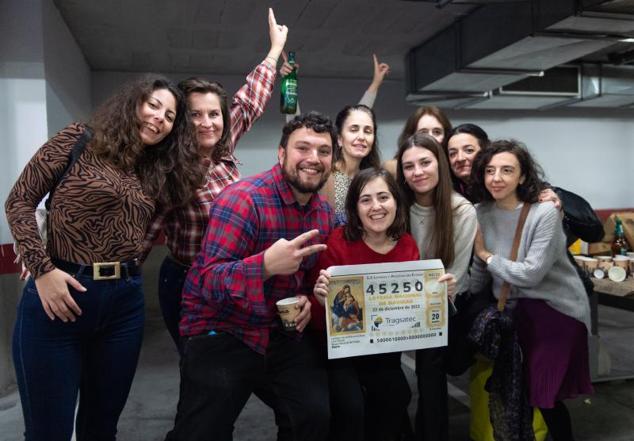 Fotos: El tercer premio se cuela en la copa navideña de una empresa madrileña