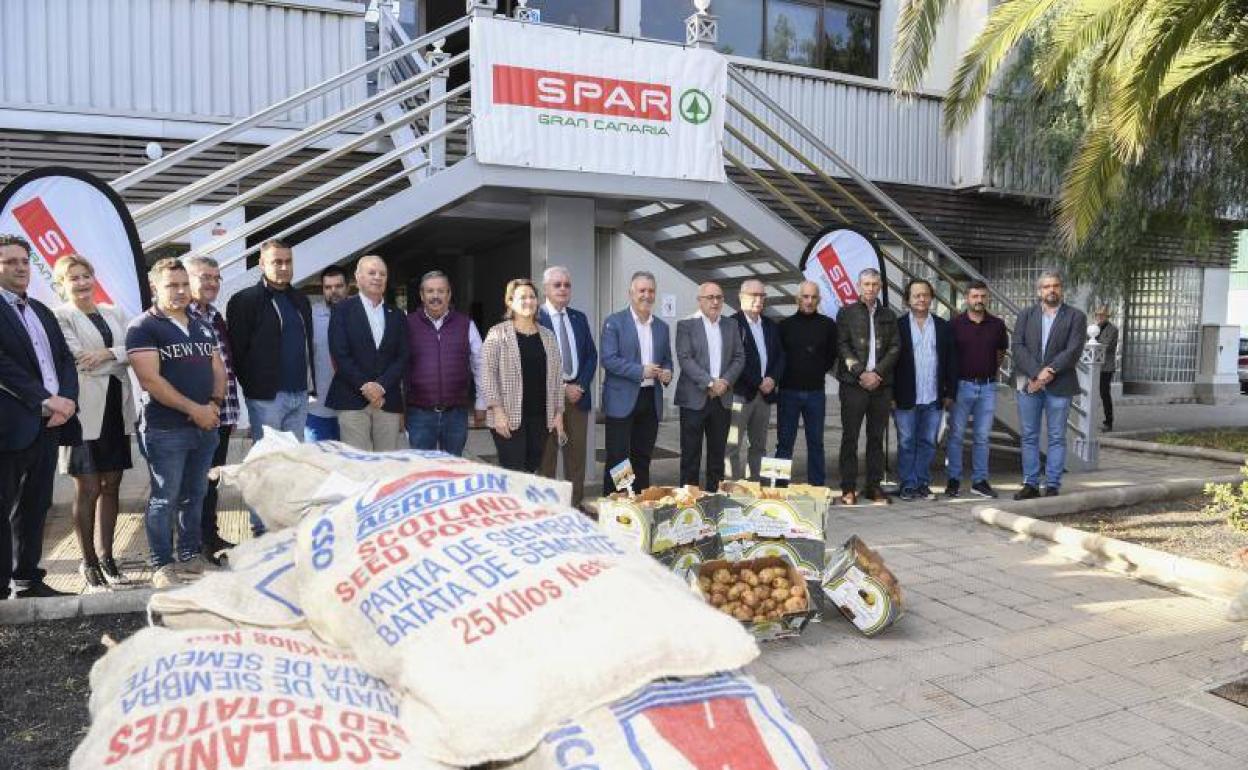 Imagen correspondiente al convenio con agricultores para la venta de papas del país. 