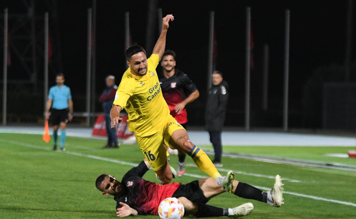 Florin Andone lucha por el balón con un adversario de La Nucía. 