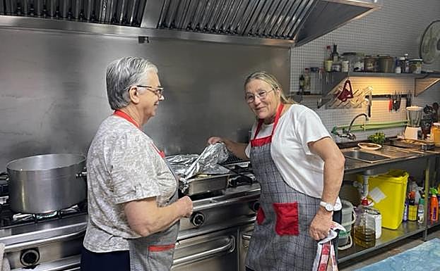 Preparativos en los fogones, con Aileen Izquierdo, cocinera voluntaria. 