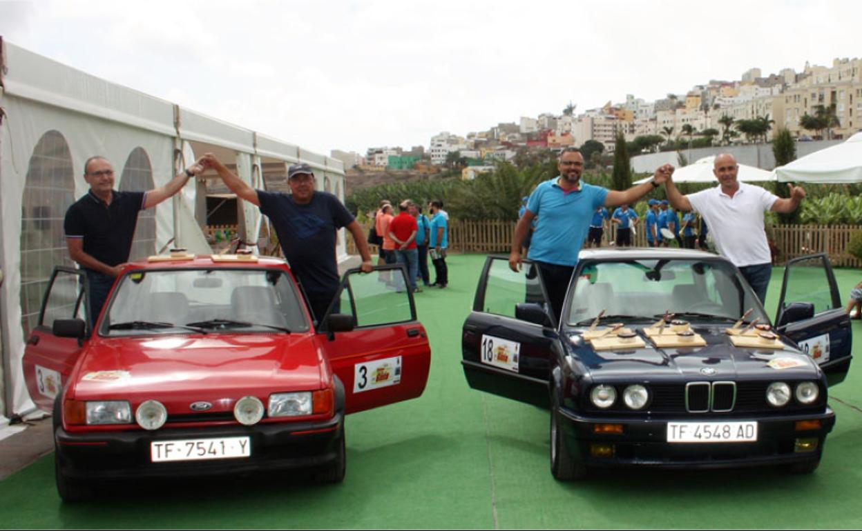 Imagen de dos coches clásicos en Santa María de Guía. 