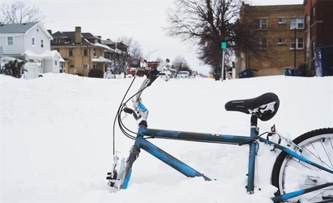 Una bicicleta en el estado de Búfalo, en Nueva York, envuelta en nieve tras la tormenta polar histórica que ha afectado a gran parte de norteamérica/EFE/EPA/JOSH THERMIDOR