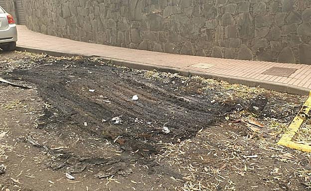 Restos del coche incendiado. 