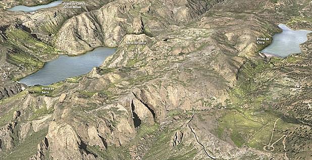 A la derecha la presa de Chira, vaso superior, y la izquierda la presa de Soria, vaso inferior de la central. 