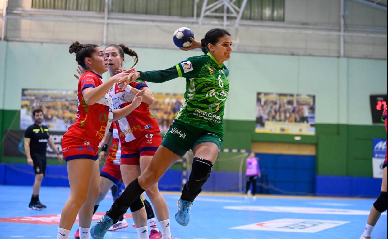 La internacional grancanaria Almudena Rodríguez lanza a portería durante un encuentro este curso. 