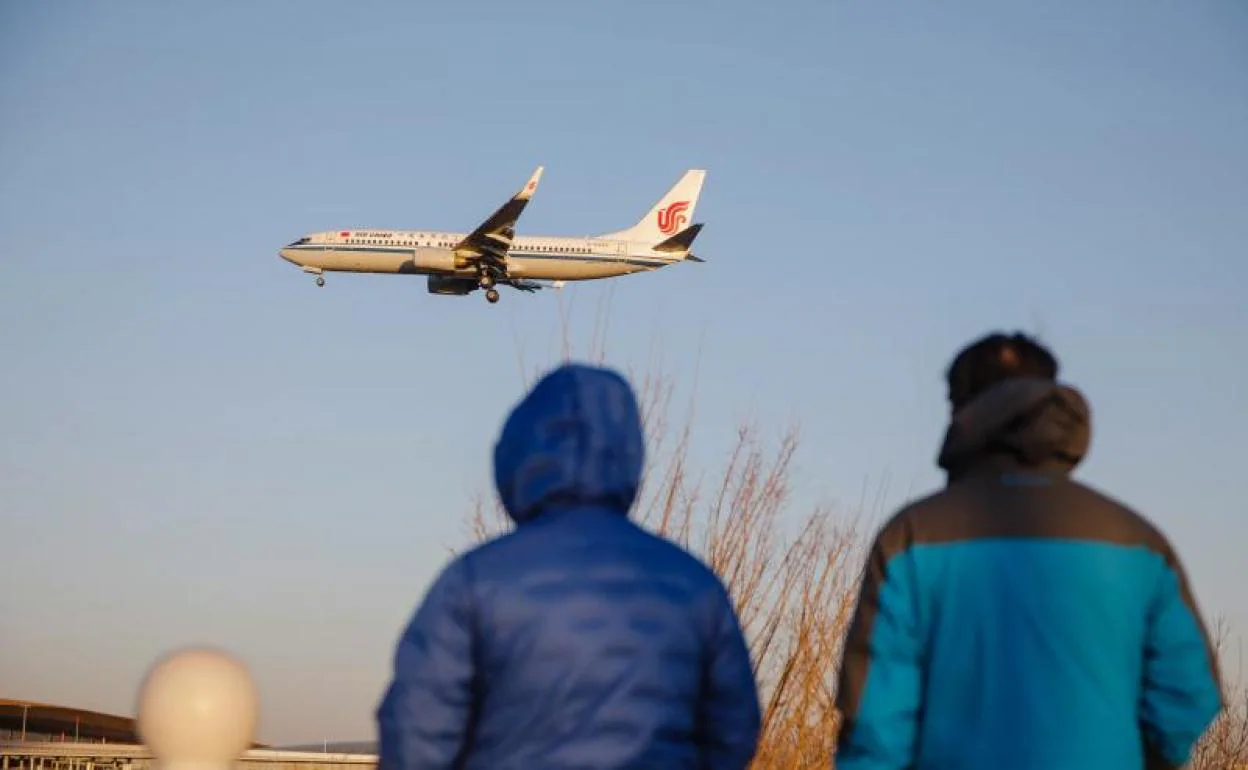 Un avión de pasajeros aterriza en el Aeropuerto Internacional de Pekín. 